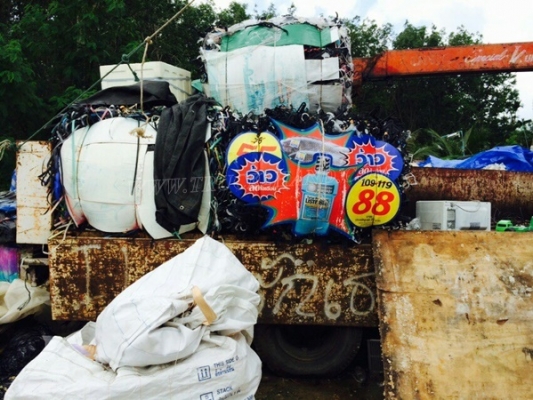 รถบรรทุกติดเครนยี่ห้ออีโน่  รุ่น FD  เครนขนาด 3 ตัน  สภาพแซซซีสวยมาก