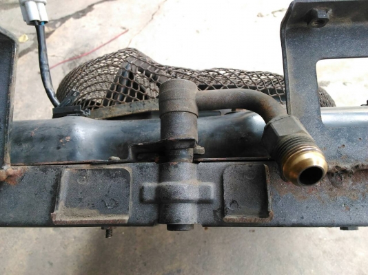 แผงแอร์ใต้ท้อง รถตู้โตโยต้า หัวจรวด พัดลมพร้อม แถมหัวแปลงใส่ท่อน้ำยาธรรมดาให้ด้วยครับ ต่างจังหวัดส่งได้ TEL0890671028 อยู่ดอนเมือง IDline 0890671028