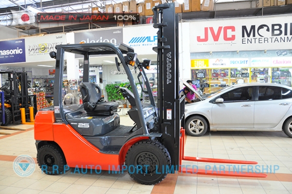 ขายรถโฟล์คลิฟท์มือสอง TOYOTA รุ่น 8FD25-34251 ราคา 520,000 บาท นำเข้าจากประเทศญี่ปุ่น 100\% ไม่เคยใช้งานในไทย