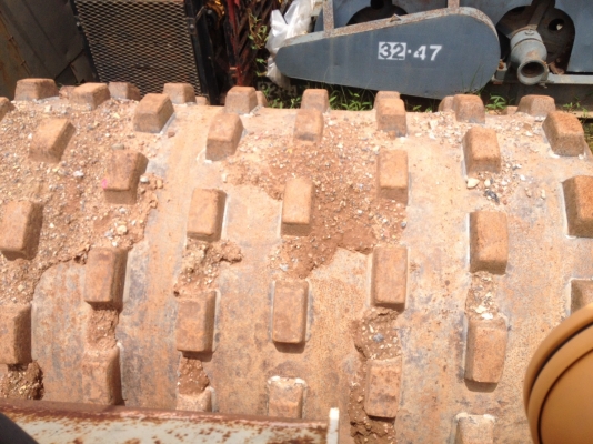 ขายรถบด อิงเกอร์โซแลนด์ 2 คัน เปลือกหนามกับเปลือกเรียบ 2 เพลา เอกสารเล่มทะเบียน ราคา 1100000