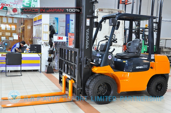 ขายรถโฟล์คลิฟท์มือสอง TOYOTA รุ่น7FD30-18803 ราคา  495,000 บาท นำเข้าจากประเทศญี่ปุ่น 100\% ไม่เคยใช้งานในไทย