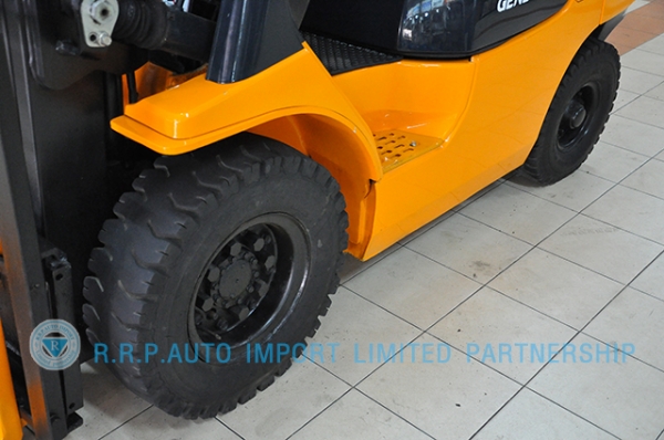 ขายรถโฟล์คลิฟท์มือสอง TOYOTA รุ่น7FD25-21850 ราคา 425,000 บาท นำเข้าจากประเทศญี่ปุ่น 100\% ไม่เคยใช้งานในไทย