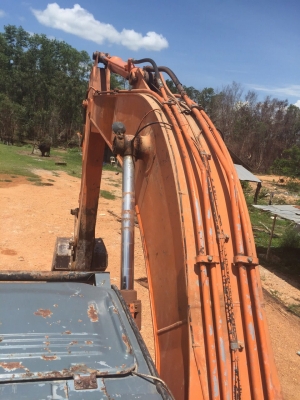 ขายรถแบคโฮ HITACHI ZX200-1 เครื่อง 6BG1 พร้อมใช้งาน สนใจโทร 081-970-1072