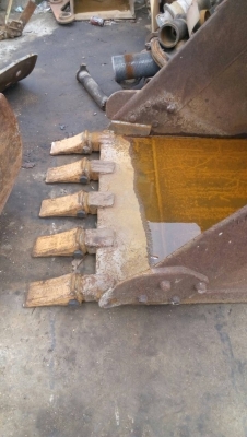 ขายบุ้งกี้เก่าซ่อมแล้วครับ ใส่ PC-200-5 ใส่ได้หลายรุ่น แข็งแรงพื้นเปลี่ยนใหม่ขายไม่แพงครับ