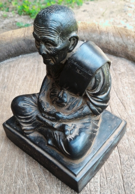 พระบูชาหลวงปู่ทวด เหยียบน้ำทะเลจืด วัดช้างไห้ ฐาน 5นิ้ว สร้างปี2505 พระหิ้งพระบ้าน มีคราบฝุ่นตามยุค พระอริยสงฆ์ที่ควรมีไว้กราบบูชาเพื่อความเป็นสิริมงคล