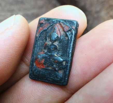 หลวงปู่ศุข พระพิมพ์รัศมี เนื้อชินตะกั่วลงรักชาดแดง เก่ามีคราบตามยุค