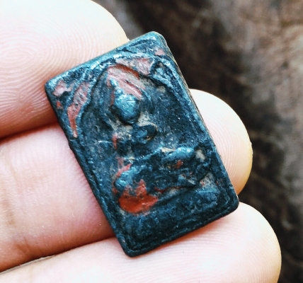 หลวงปู่ศุข พระพิมพ์รัศมี เนื้อชินตะกั่วลงรักชาดแดง เก่ามีคราบตามยุค