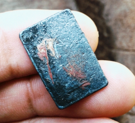 หลวงปู่ศุข พระพิมพ์รัศมี เนื้อชินตะกั่วลงรักชาดแดง เก่ามีคราบตามยุค