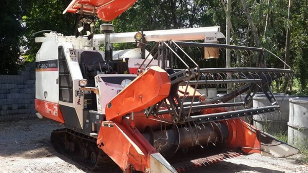 รถเกี่ยวข้าว DC 68 g  ปี 54