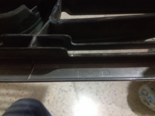 กระจังหน้า TOYOTA GRANVIA เก่าญี่ปุ่นเเท้สภาพสวยไม่มีเเตกหัก