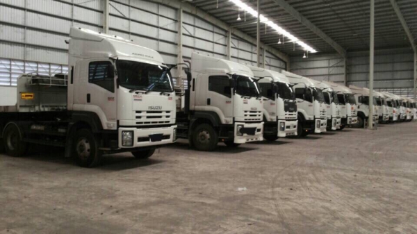 ขายรถ22ล้อหัวลาก ISUZU 360แรงม้ากับหางพื้นเรียบ3เพลาSMM ปี57สนใจโทร 081-970-1072