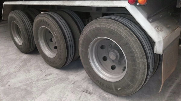 ขายรถ22ล้อหัวลาก ISUZU 360แรงม้ากับหางพื้นเรียบ3เพลาSMM ปี57สนใจโทร 081-970-1072