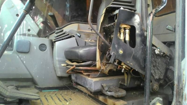 ขาย 1,070,000 KOBELCO SK200 MARK 6 YN 08 ทำงาน 25,559 ชั่วโมง เครื่องดี ไฟฟ้าครบ  เอกสารอินวอยท์ รถอยู่ จ.กำแพงเพชร 090-772-3710 090-772-3708