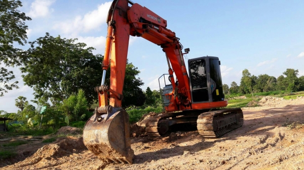 ขาย 685,000 Hitachi EX135UR  เก่านอก 1 ปี   ทำงาน  7,532 ชม. เครื่องดี ปั้มแรงไฟฟ้าครบ เอกสารอินวอยท์ รถสวยพร้อมใช้ 090-772-3710 090-772-3708