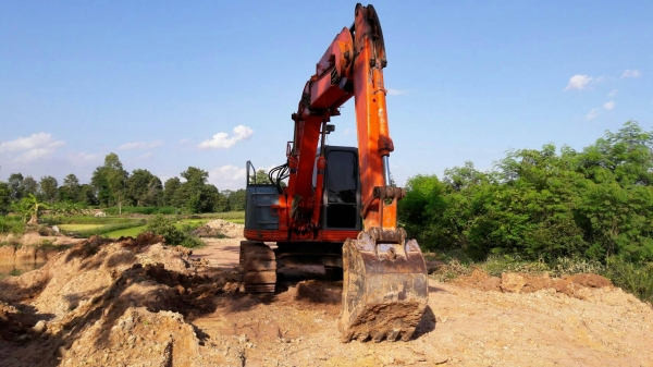 ขาย 685,000 Hitachi EX135UR  เก่านอก 1 ปี   ทำงาน  7,532 ชม. เครื่องดี ปั้มแรงไฟฟ้าครบ เอกสารอินวอยท์ รถสวยพร้อมใช้ 090-772-3710 090-772-3708