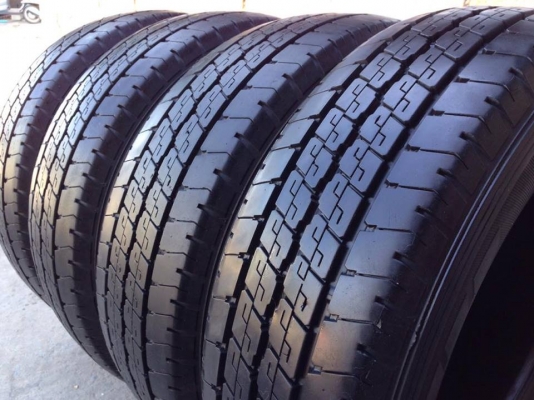 ยาง DUNLOP 215-70-15 ปี 15 2 เส้น ปี 14 2 เส้น ครบชุด 4 เส้น 4000  สภาพสวยๆไม่บวมไม่กินข้างดอกยางเหลือเยอะเอาไปวิ่งกันใด้อีกยาวค่ะ