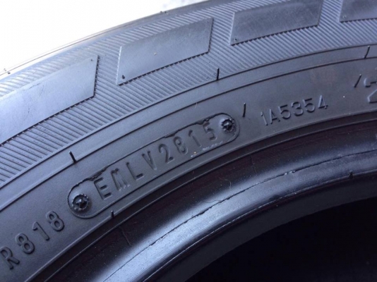 ยาง DUNLOP 215-70-15 ปี 15 2 เส้น ปี 14 2 เส้น ครบชุด 4 เส้น 4000  สภาพสวยๆไม่บวมไม่กินข้างดอกยางเหลือเยอะเอาไปวิ่งกันใด้อีกยาวค่ะ