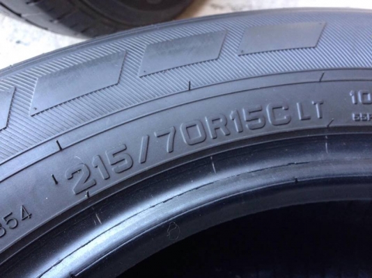 ยาง DUNLOP 215-70-15 ปี 15 2 เส้น ปี 14 2 เส้น ครบชุด 4 เส้น 4000  สภาพสวยๆไม่บวมไม่กินข้างดอกยางเหลือเยอะเอาไปวิ่งกันใด้อีกยาวค่ะ