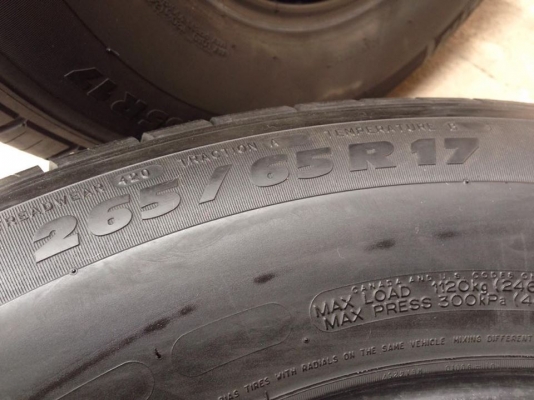 ยาง MICHELIN 265-65-17 ปี 14 3 เส้น ปี 13 1 เส้น ครบชุด 4 เส้น 4000  ไม่บวมไม่กินข้าง ดอกยางเหลือเยอะเอาไปวิ่งกันใด้อีกยาว