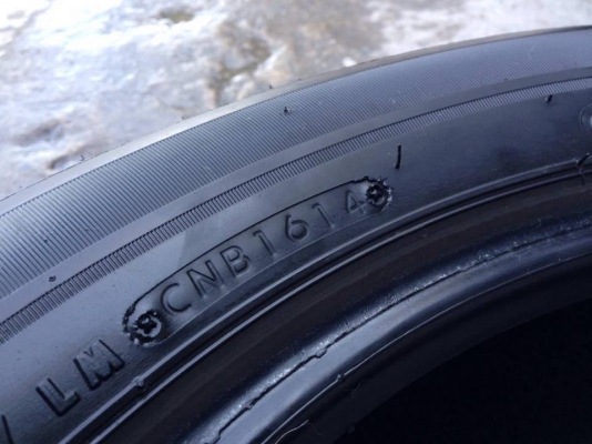 ยาง Bridgstone 215-55-17 ปี 14 ครบชุด 4 เส้น 4500  สภาพสวยๆไม่มีปะไม่บวมไม่กินข้างดอกยางเหลือเยอะเอาไปวิ่งกันใด้อีกยาวค่ะ