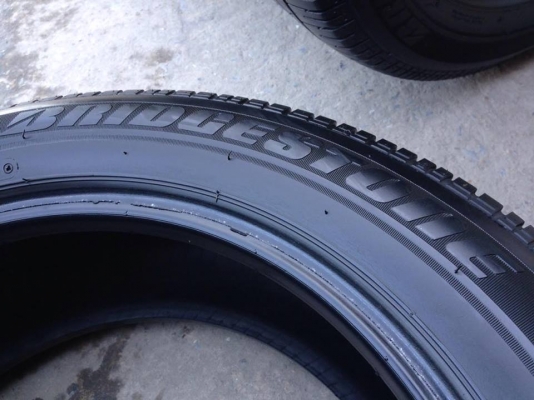 ยาง Bridgstone 215-55-17 ปี 14 ครบชุด 4 เส้น 4500  สภาพสวยๆไม่มีปะไม่บวมไม่กินข้างดอกยางเหลือเยอะเอาไปวิ่งกันใด้อีกยาวค่ะ