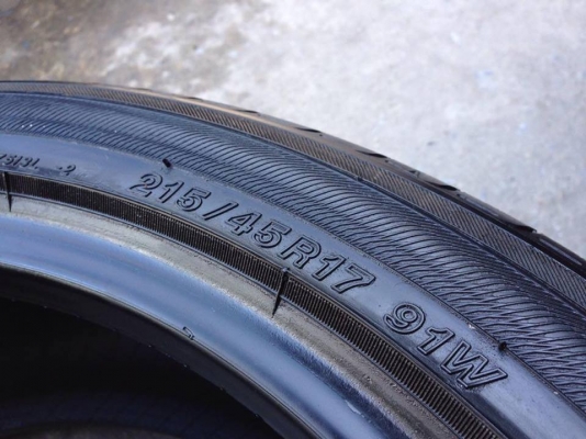 ยาง YOKOHAMA 215-45-17 made in japan ปี 15 ครบชุด 4 เส้น 5000  สภาพสวยๆไม่มีปะไม่บวมไม่กินข้างดอกยางเหลือเยอะเอาไปวิ่งกันใด้อีกยาวค่ะ