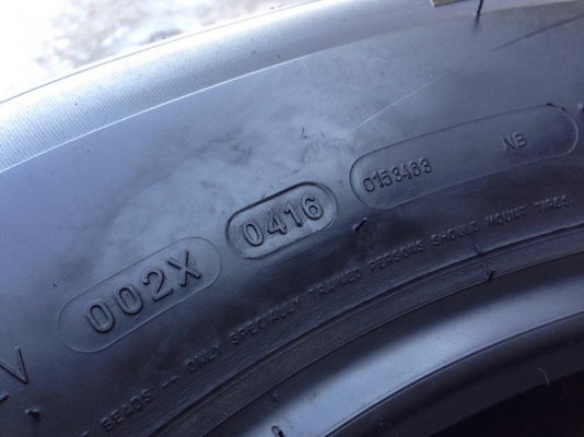 ยาง MICHELIN 265-65-17 ปี 16 2 เส้น 5000  ยางอะไหล่ไม่เคยลงพื้นตุ่มหน้ายางยังอยู่ไม่บวมไม่กินข้าง  ดอกยางเหลือเยอะเอาไปวิ่งกันใด้อีกยาว