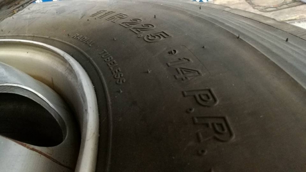 ยางTOYO11R22.5เก่าญี่ปุ่นสภาพ90\%พร้อมกระทะTOPY