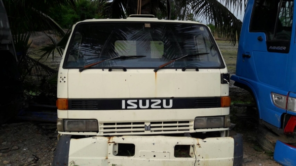 ขายหัวเก๋งรถบรรทุก 6 ล้อกลาง ยี่ห้อ ISUZU  รุ่น 115 ราคา 60,000  บาท