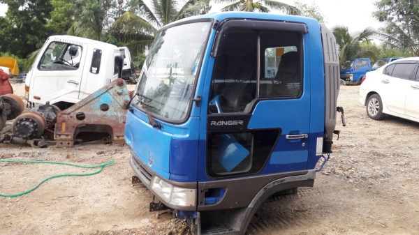 ขายหัวเก๋งรถบรรทุก 6 ล้อกลาง ยี่ห้อ HINO รุ่น FC หัวกว้าง 195 เซนติเมตร ราคา 85,000 บาท