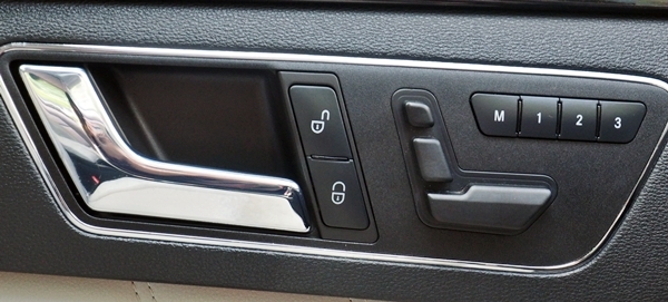 ดอกเบี้ย 2.99\%* ออกศูนย์Benz ตัวTop Panoramic Sunroof สภาพสวยพร้อมใช้ค่ะ ดอกเบี้ย 2.99\%* ออกศูนย์Benz ตัวTop Panoramic Sunroof สภาพสวยพร้อมใช้ค่ะ