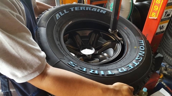 ขายยางใหม่ MONSTER 265/70/16 ปี16 เส้นละ 3800