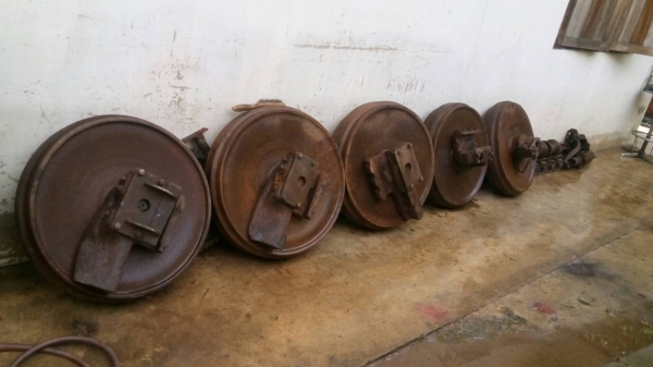 ขายอะไหล่รถแทรกเตอร์ D-4 D-5 ของเก่าสภาพสวย ล้อนำ เฟืองบายสี เฟือง ฮ้าป เฟืองขับ หัวฮันเดอร์ อื่นๆอีกหลายรายการ ขายไม่แพงครับ