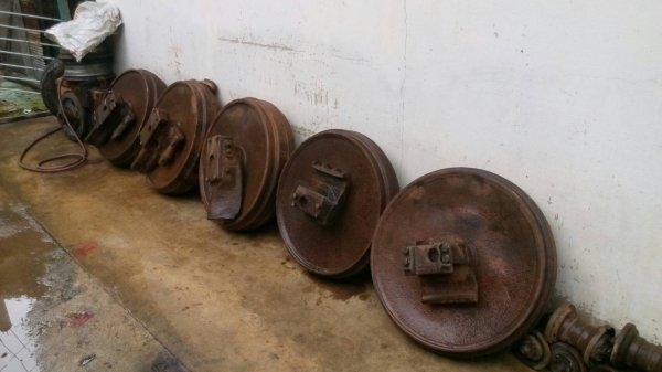 ขายอะไหล่รถแทรกเตอร์ D-4 D-5 ของเก่าสภาพสวย ล้อนำ เฟืองบายสี เฟือง ฮ้าป เฟืองขับ หัวฮันเดอร์ อื่นๆอีกหลายรายการ ขายไม่แพงครับ