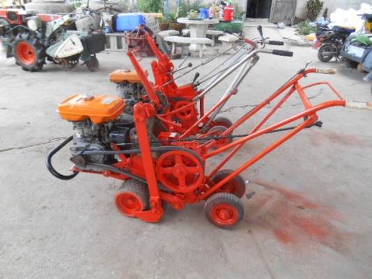 เครื่องแซะหญ้า พร้อมใช้งาน