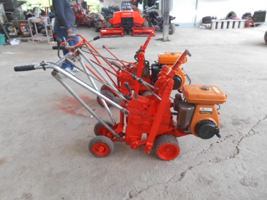 เครื่องแซะหญ้า พร้อมใช้งาน