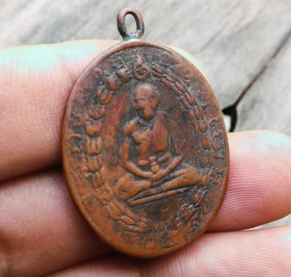 เหรียญเก่าห่วงเชื่อม พระเก่าแก่ โลหะเนื้อสึกผ่านการใช้แล้ว ควรค่าแก่การสะสม