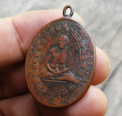 เหรียญเก่าห่วงเชื่อม พระเก่าแก่ โลหะเนื้อสึกผ่านการใช้แล้ว ควรค่าแก่การสะสม