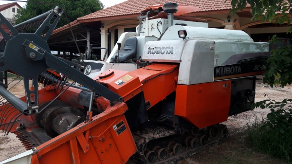 ขายรถเกี่ยวข้าว kubota dc60 Plus พร้อมเทเลอร์ (355000) เท่านั้น! ด่วนๆ!