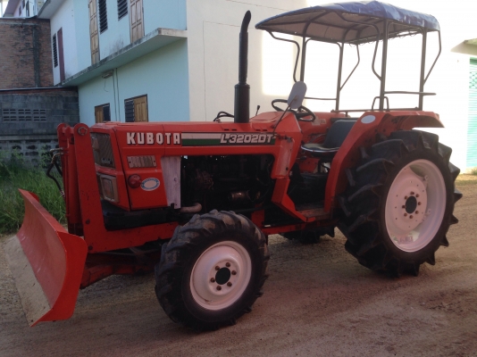 L 3202 DT 4WD พร้อมใบดันหน้าคานล่าง เดิมๆ สนใจ0819711186