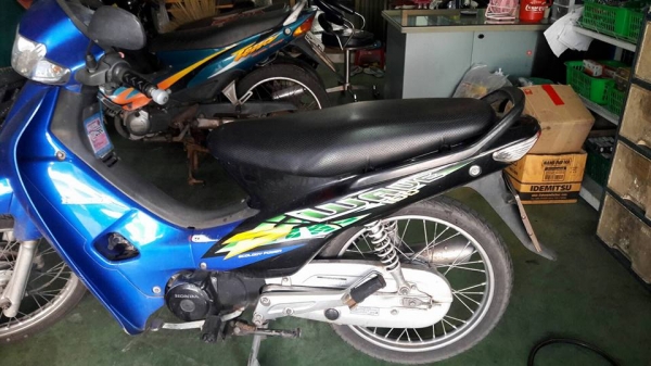 ขาย HONDA WAVE 100 S ปี 48 รุ่นคาร์บู  เครื่องดีเดิมๆ ชุดสีใช้ได้ เล่มพร้อมชุดโอน รถเคยจดป้ายเหลืองมา แต่ใช้น้อย เล่มพร้อมชุดโอน