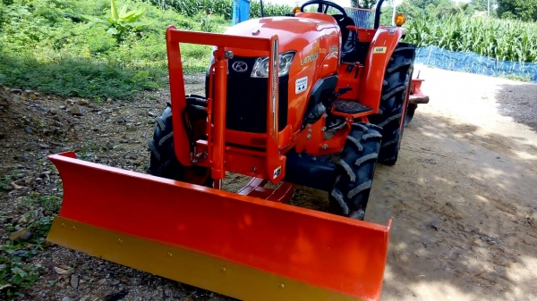 KUBOTA  L 4708 SP (4WD)  2 เพลา   สภาพใหม่สวยๆ   ชั่วโมงใช้   งานน้อย  สีเดิมทั้งคัน  พร้อมชุดใบมีดดันหน้า ผานพรวน  DH 246