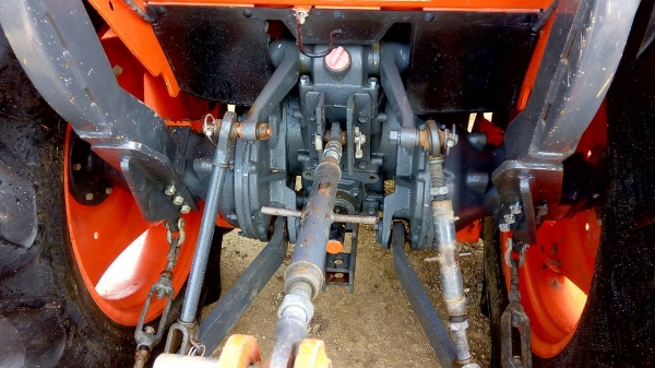 KUBOTA  L 4708 SP (4WD)  2 เพลา   สภาพใหม่สวยๆ   ชั่วโมงใช้   งานน้อย  สีเดิมทั้งคัน  พร้อมชุดใบมีดดันหน้า ผานพรวน  DH 246