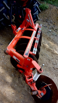 KUBOTA  L 4708 SP (4WD)  2 เพลา   สภาพใหม่สวยๆ   ชั่วโมงใช้   งานน้อย  สีเดิมทั้งคัน  พร้อมชุดใบมีดดันหน้า ผานพรวน  DH 246