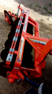 KUBOTA  L 4708 SP (4WD)  2 เพลา   สภาพใหม่สวยๆ   ชั่วโมงใช้   งานน้อย  สีเดิมทั้งคัน  พร้อมชุดใบมีดดันหน้า ผานพรวน  DH 246