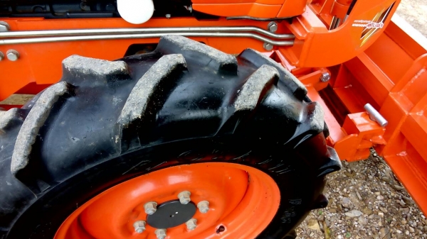 KUBOTA  L 4708 SP (4WD)  2 เพลา   สภาพใหม่สวยๆ   ชั่วโมงใช้   งานน้อย  สีเดิมทั้งคัน  พร้อมชุดใบมีดดันหน้า ผานพรวน  DH 246