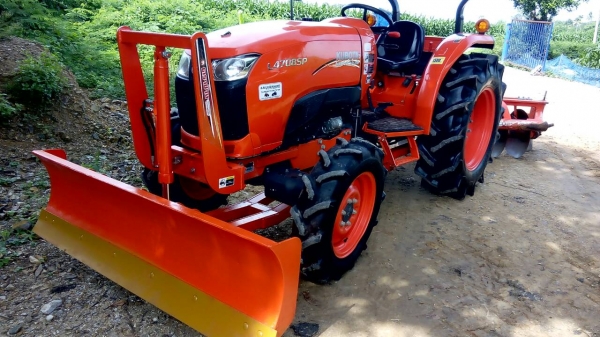 KUBOTA  L 4708 SP (4WD)  2 เพลา   สภาพใหม่สวยๆ   ชั่วโมงใช้   งานน้อย  สีเดิมทั้งคัน  พร้อมชุดใบมีดดันหน้า ผานพรวน  DH 246