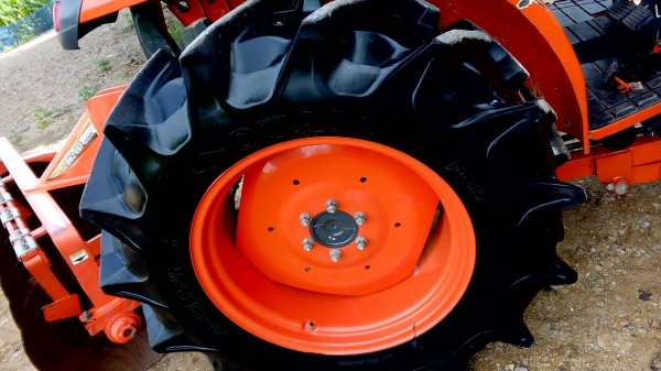 KUBOTA  L 4708 SP (4WD)  2 เพลา   สภาพใหม่สวยๆ   ชั่วโมงใช้   งานน้อย  สีเดิมทั้งคัน  พร้อมชุดใบมีดดันหน้า ผานพรวน  DH 246