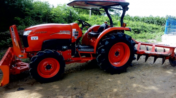 KUBOTA  L 4708 SP (4WD)  2 เพลา   สภาพใหม่สวยๆ   ชั่วโมงใช้   งานน้อย  สีเดิมทั้งคัน  พร้อมชุดใบมีดดันหน้า ผานพรวน  DH 246