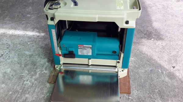 เครื่องใสไม้ makita 2012NB
